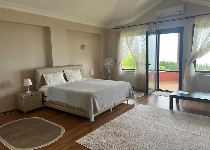 Luxury Mansion Amazing View, Hidden Garden