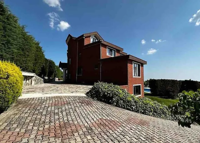 Luxury Mansion Amazing View, Hidden Garden Villa *